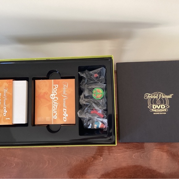 Trivial Pursuit DVD Pop2Culture Board Game - Picture 3 of 3